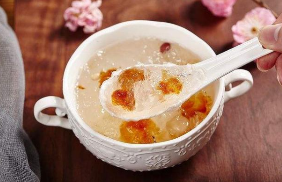 每天吃燕窩對(duì)女人有什么效果？燕窩真的可以起到美容養(yǎng)顏的功效嗎？