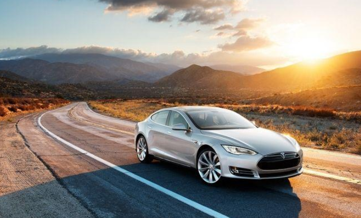 特斯拉監(jiān)控車?yán)锏囊磺惺钦娴膯幔刻厮估噧?nèi)攝像頭在哪里？